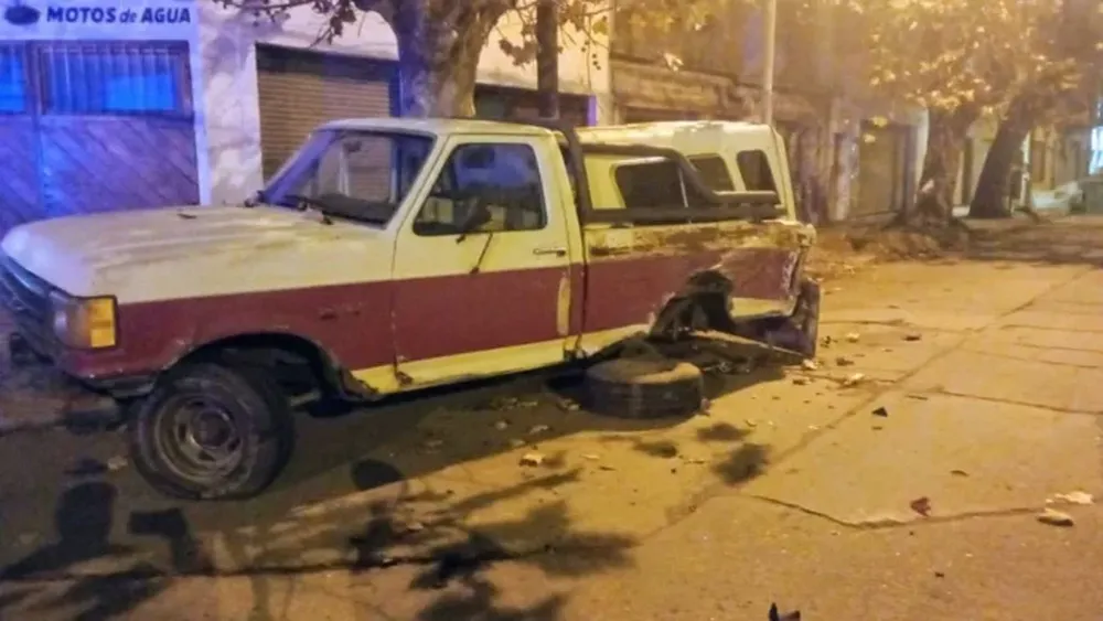 La camioneta estacionada era una Ford F100. (La Capital de Mar del Plata)