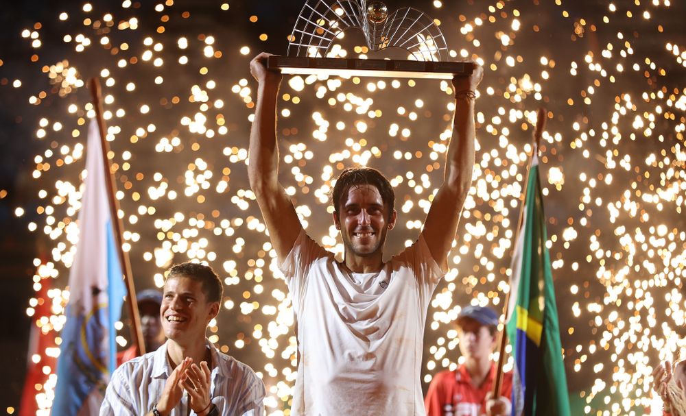 Tomás Etcheverry campeón en Rio de Janeiro. A su lado, un sonriente Peque Schwartzman.