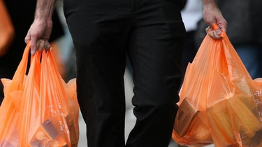 Las compras en supermercados con tarjeta de crédito aumentan, pero el consumo cae