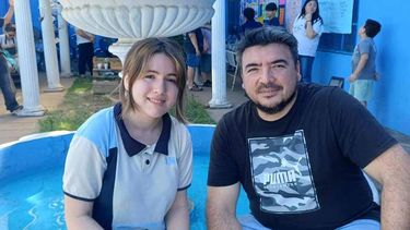 Magalí Frappa y su profesor Ariel Pérez con el dispositivo para prevenir caídas accidentales en piletas.