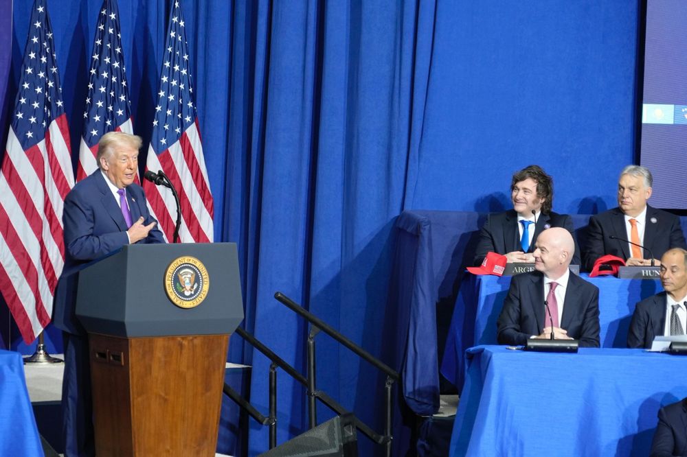 Milei junto a Viktor Orban, durante el discurso de Trump en la inauguración del Consejo de Paz.&nbsp;