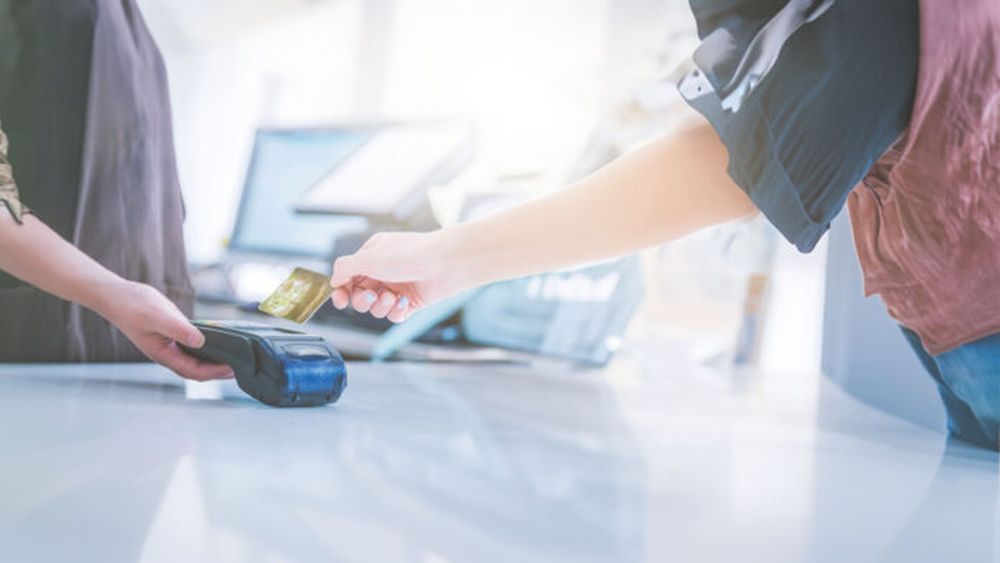 Las compras con tarjeta.