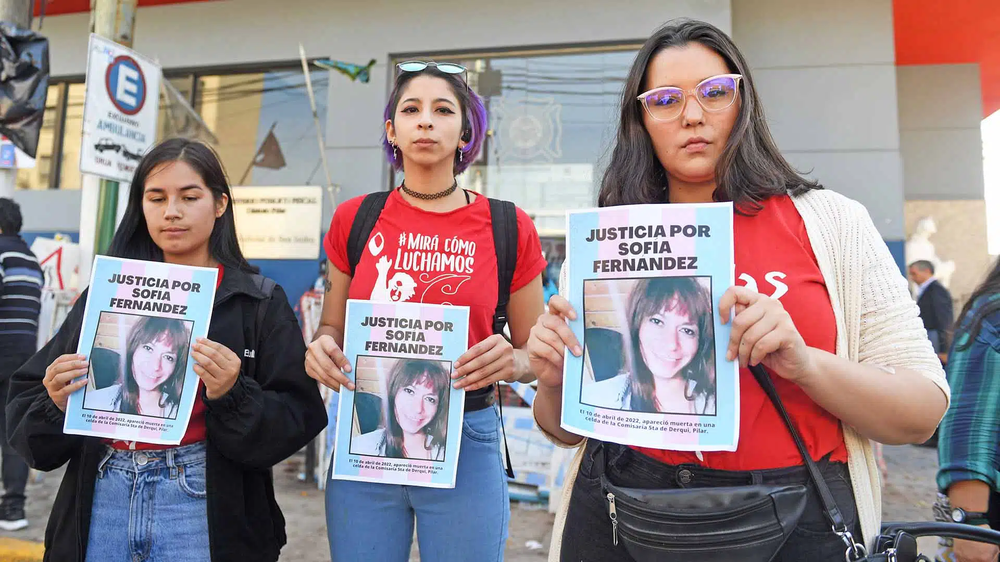 Pilar salió a la calle a pedir justicia por Sofía, presumiblemente asesinada por policías.