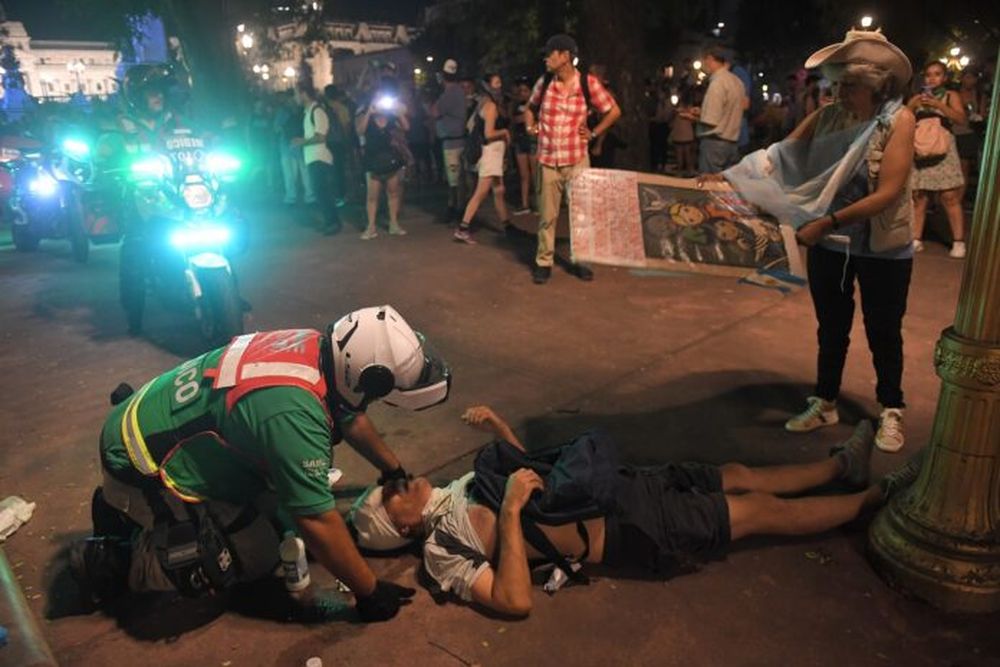 Los choques entre manifestantes y fuerzas del orden en la Plaza de los Dos Congresos. (Telam)