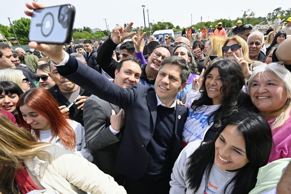 El gobernador de la provincia de Buenos Aires, Axel Kicillof, junto a vecinos.&nbsp;