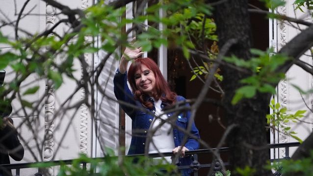 Anses notificó a la expresidenta Cristina Fernández de Kirchner para que devuelva los fondos percibidos por su jubilación y su pensión vitalicia. Anses notificó a la expresidenta Cristina Fernández de Kirchner para que devuelva los fondos percibidos por su jubilación y su pensión vitalicia.