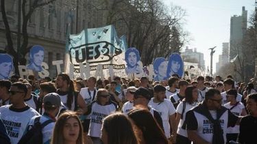 Rosa Bru marchó junto a miles de jóvenes por las calles de La Plata en un nuevo aniversario por la Noche de los Lápices.