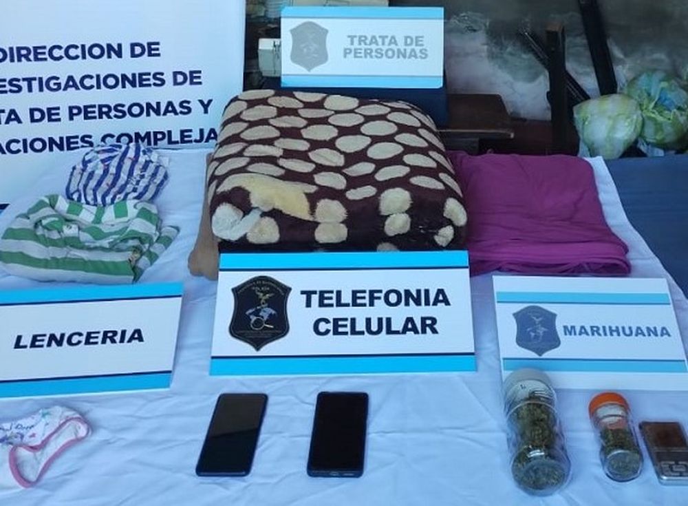El material secuestrado en la vivienda donde se producía el abuso y la filmación. - Centro de Información Jurídica -