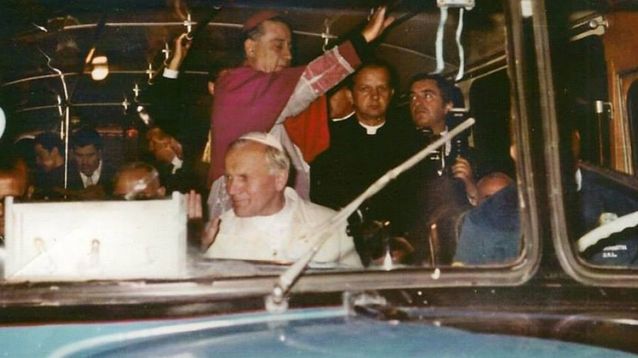 Juan Pablo II regresa a la estación de Luján en el interno 1 de la línea 501.