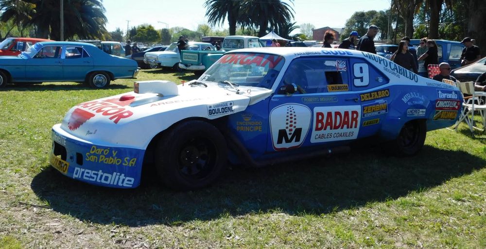 Una coupé Chevy de competición zonal.