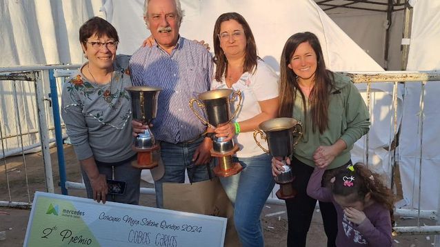 Mónica y Sonia Garro con sus copas, al consagrarse ganadoras en la 49º edición de la Fiesta Nacional del Salame Quintero. 