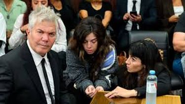 El abogado Burlando, con Dalma y Gianina. (Foto: DIB/Archivo)