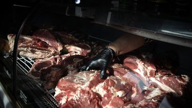 Una trabajadora acomoda una pieza de carne vacuna en una carnicería. (Agencia Xinhua)