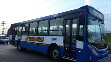 Un colectivo de la línea Norte platense. (Twitter: @Bondisdeloeste)