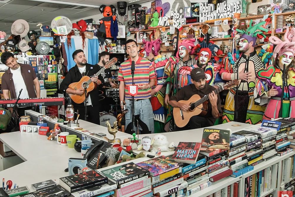 Milo J presentó su sesión de Tiny Desk junto a parte e su banda y a integrantes de la murga uruguaya Agarrate Catalina.&nbsp;