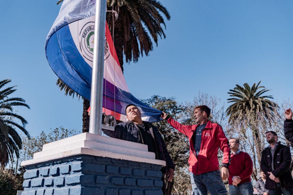 Izado de la bandera de Paraguay en General Viamonte.