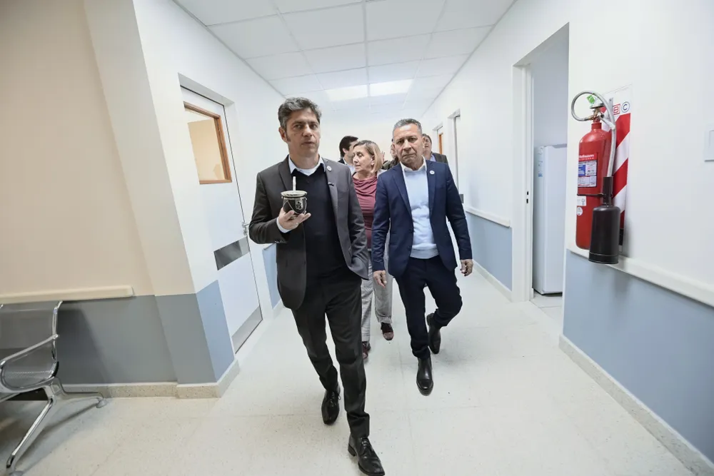 El gobernador bonaerense, Axel Kicillof, mate en mano.