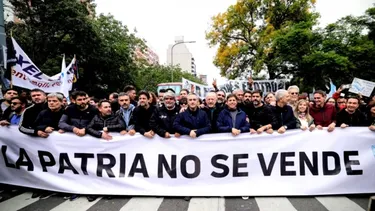 Kicillof, con parte de su gabinete, en una protesta de la CGT.