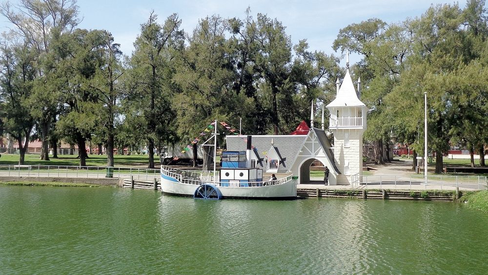 El lago de la República de los Niños, en la localidad de Gonnet.&nbsp;