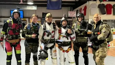 Alejandro Montagna y Marcelo Vives, ambos de blanco, con su equipo.