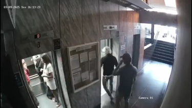 Captura del video que tomó a la jueza Julieta Makintach ingresando al tribunal antes del comienzo del juicio con un equipo de grabación.