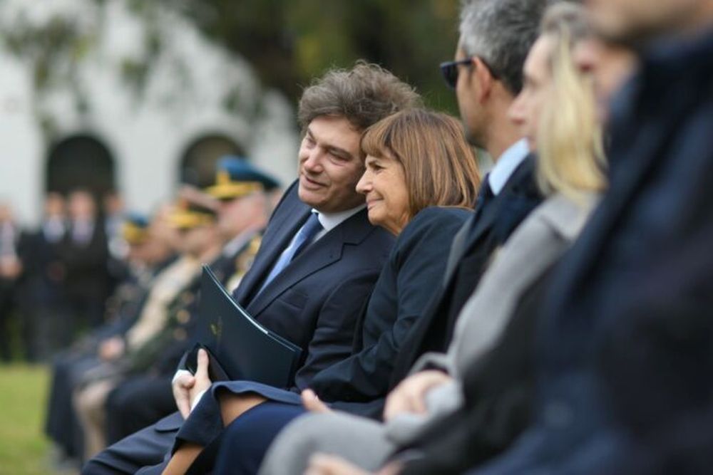 Patricia Bullrich junto a Javier Milei.