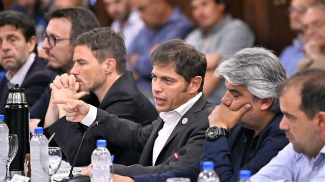 El gobernador de la provincia de Buenos Aires, Axel Kicillof, encabezó el encuentro junto al ministro de Trabajo, Walter Correa (der.), el ministro de Producción, Ciencia e Innovación Tecnológica, Augusto Costa (izq.) y el Presidente del Banco Provincia, Juan Cuattromo. (Foto: Gobernación)