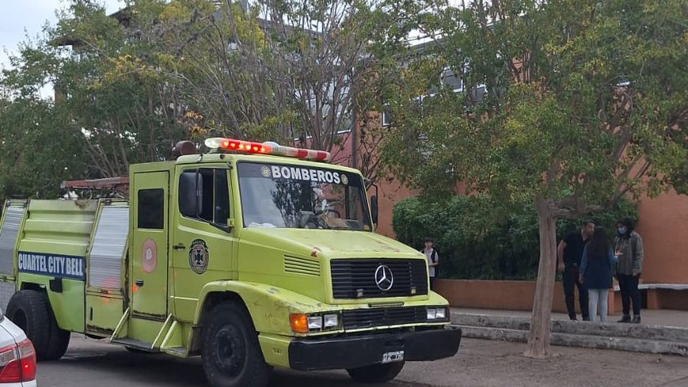 Los bomberos en la puerta de la escuela San Blas.&nbsp;