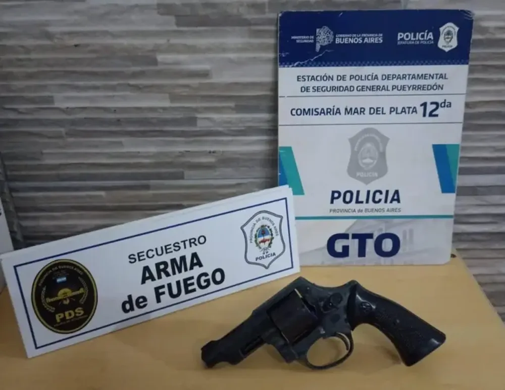 El arma que aparece en el video fue secuestrada por la Policía. (Policía bonaerense)