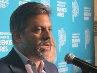El ministro de Gobierno, Carlos Bianco, fue el encargado de darle proyección nacional al discurso de Kicillof: Les habló a los argentinos”. El ministro de Gobierno, Carlos Bianco, fue el encargado de darle proyección nacional al discurso de Kicillof: Les habló a los argentinos”.