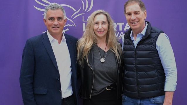 Sebastián Pareja, Karina Milei y Diego Santilli se mostraron juntos en Suipacha.