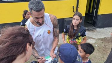 Jonás Gutiérrez, autógrafos después del partido. - La Costa -