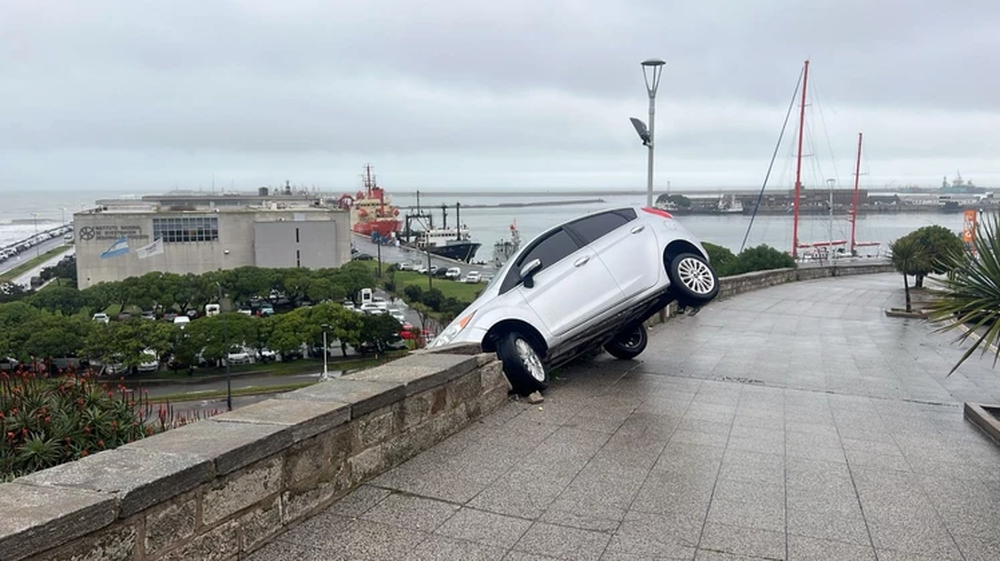 El coche quedó incrustado en la pared de la costanera.&nbsp;