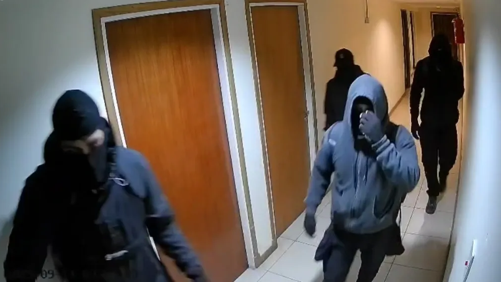 Imagen del ingreso de los boqueteros al edificio Torre Azul, en el puerto de Mar del Plata. (Cámara de seguridad)