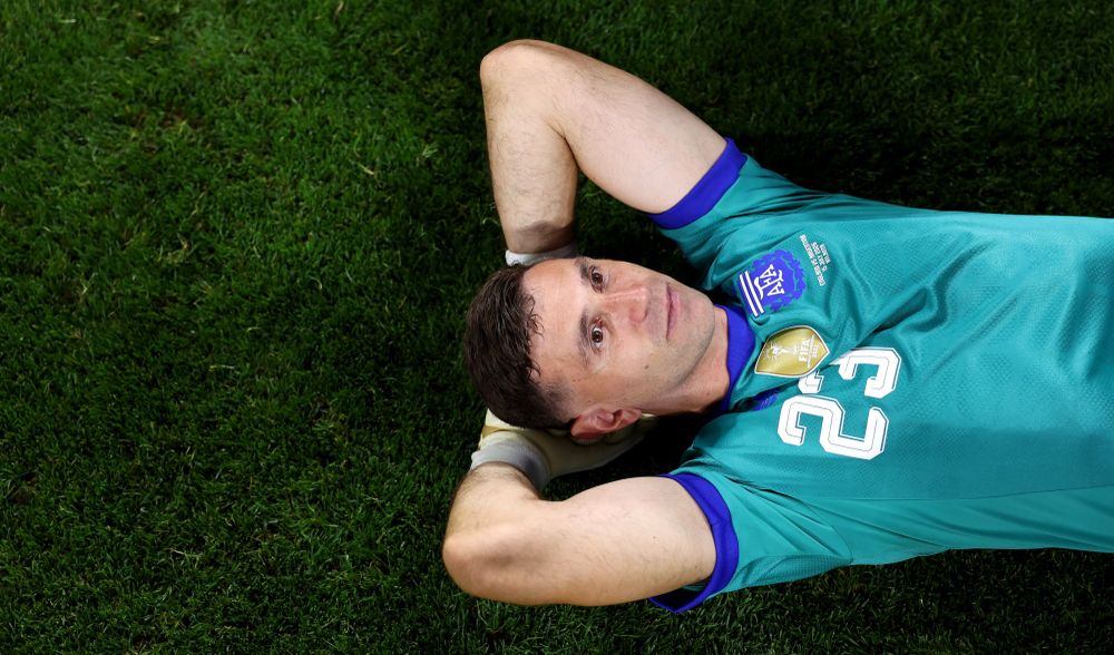 Dibu Martínez, el arquero récord que va por otra Copa.