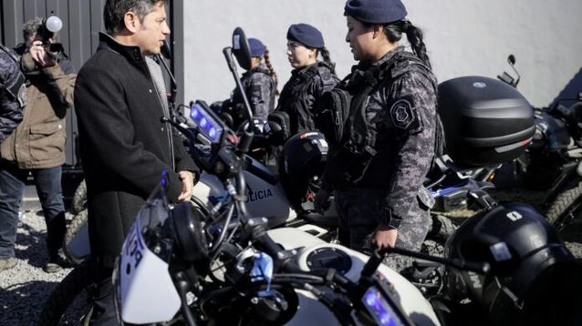 Kicillof con una policía, el Pilar.