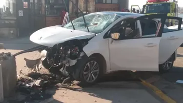 Diarios Bonaerenses | Un violento choque de un automóvil contra un pilar de cemento ocurrido esta mañana a metros del Torreón del Monje, en la localidad bonaerense de Mar del Plata. (Gentileza La Capital)