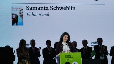 Samantha Schweblin recibe el Premio AENA de Narrativa Hispanoamericana.
