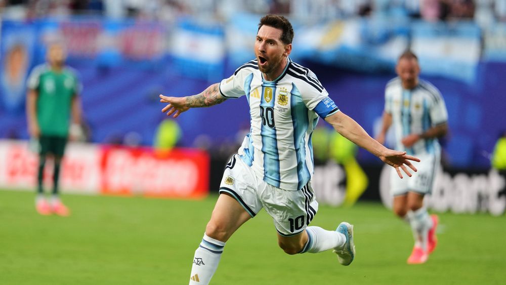Capitán. Leo comandó el ataque con una actuación sobresaliente para un triunfo importante de Argentina en el debut. Capitán. Leo comandó el ataque con una actuación sobresaliente para un triunfo importante de Argentina en el debut.