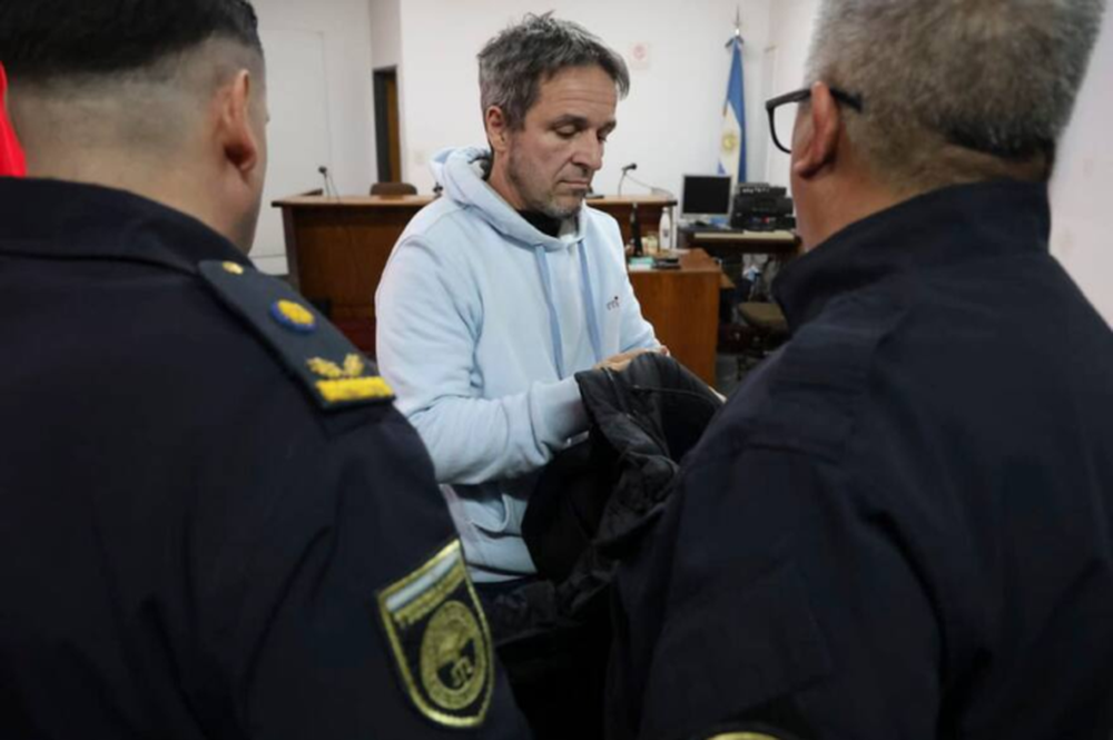 Así esposaron a Claudio Contardi tras la lectura del veredicto. (X @Hechosanderecho)