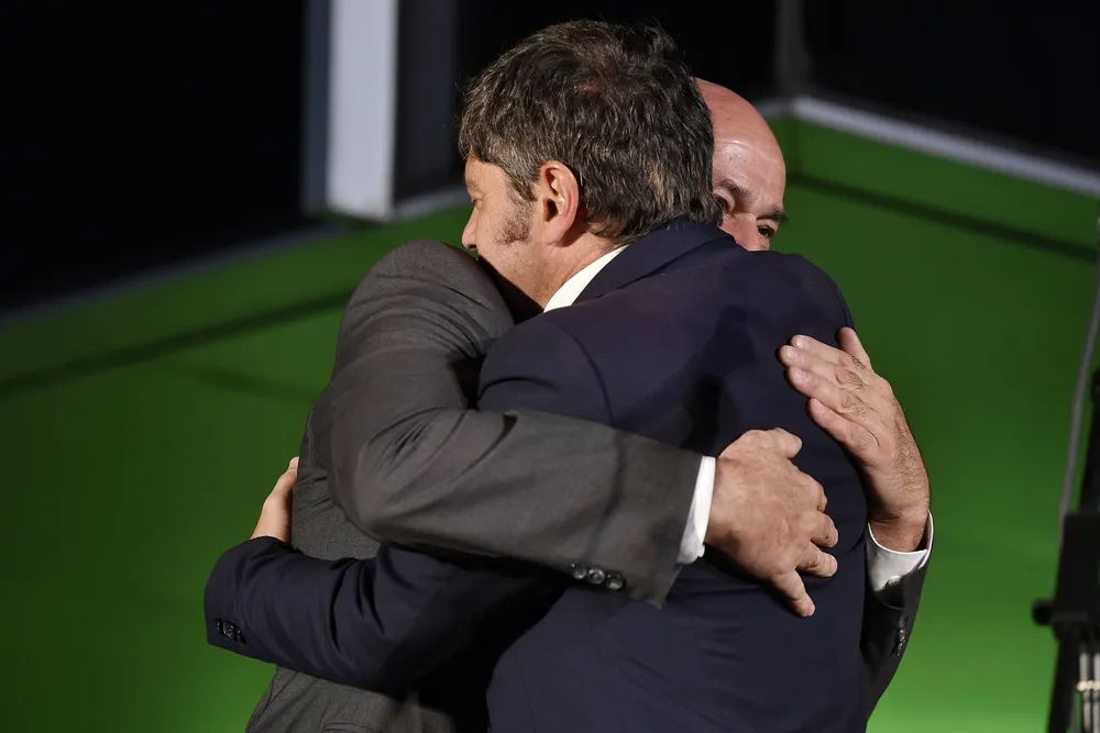 El abrazo entre Axel Kicillof y Mario Secco.&nbsp;