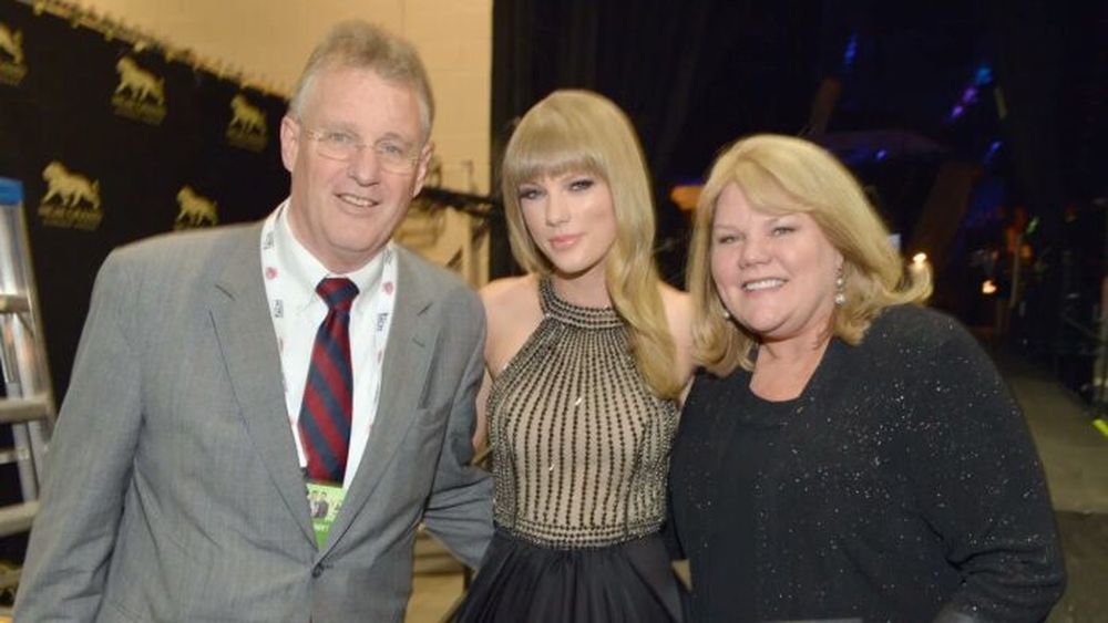 Taylor Swift y sus padres.