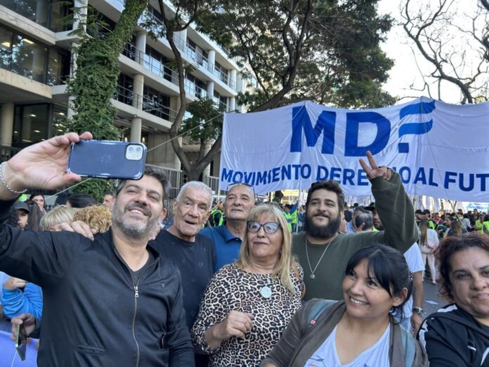El ministro de Gobierno, Carlos Bianco, junto a militantes.