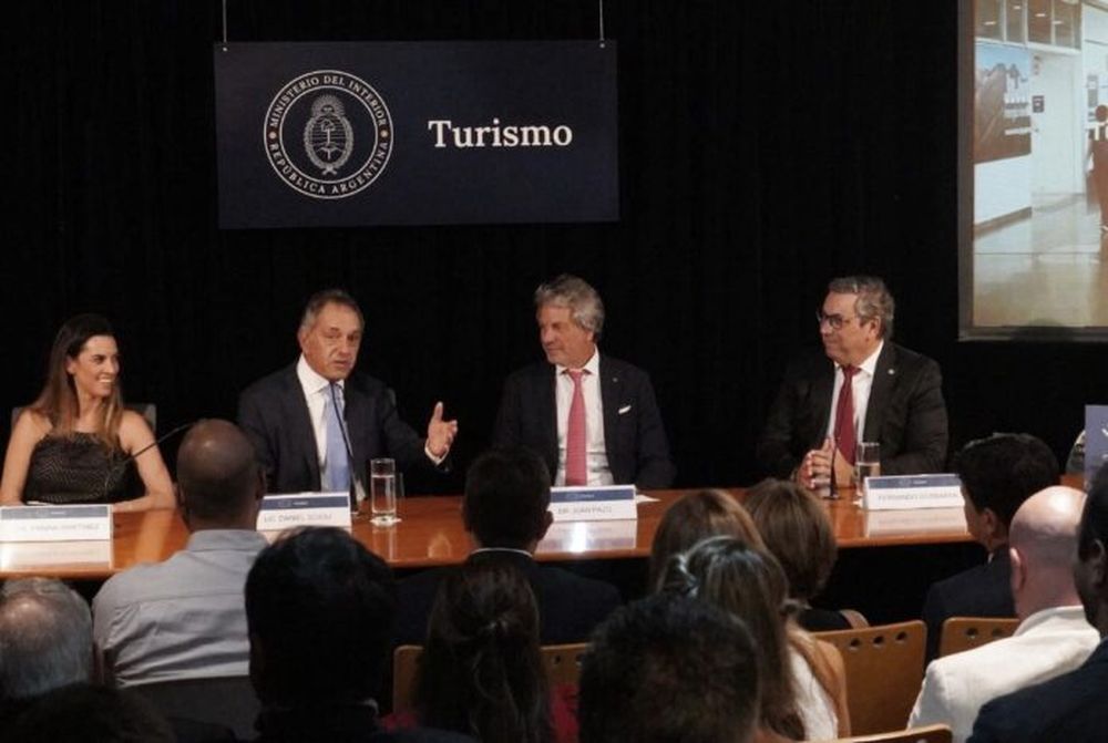 El secretario de Turismo, Deportes y Ambiente, Daniel Scioli, junto al Secretario de Industria y Desarrollo Productivo, Juan Pazo, y la Subsecretaria de Turismo, Yanina Martínez. (X/@danielscioli)