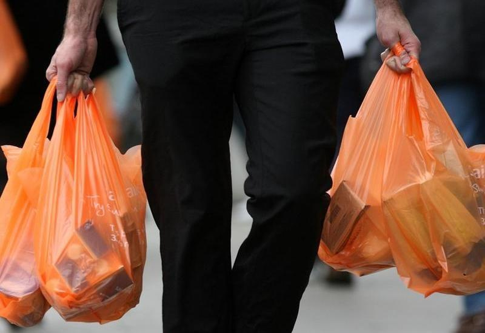 Las compras en supermercados con tarjeta de crédito aumentan, pero el consumo cae