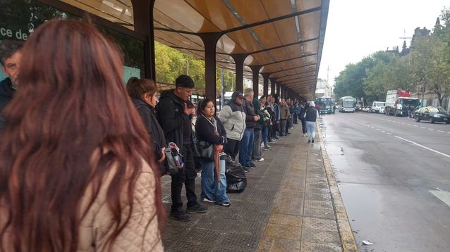 Ususarios esperan un ómnibus que tarda más en llegar: Buenos Aires, abril de 2026.