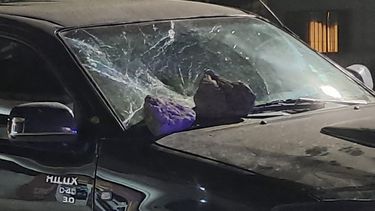 La paz de la noche de Necochea se altero con discusiones y piedrazos.