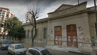 La escuela Normal 2 de La Plata, donde se produjo la agresión.