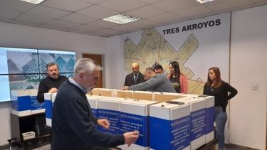 Diarios Bonaerenses | En Tres Arroyos, la Justicia abrió los primeros 21 buzones antinarco y ahora volverá a llevarlos a diferentes puntos en diversos barrios.