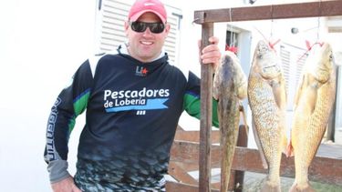 Ariel Siniescalco, de Lobería, pescó una corvina de 3,310 kilos y se llevó los 10 millones de pesos que el Club de Pesca de Claromecó le otorgaba al ganador. - La Voz del Pueblo -